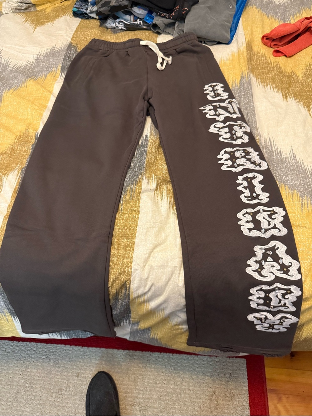 Lost Intricacy Brown Men’s Sweatpants with White Side Graphic